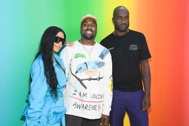 Kehadiran Kanye dan Kim tak lain untuk mendukung sahabat lama mereka, Virgil Abloh yang didapuk menjadi desainer Louis Vuitton Menswear yang baru. Tak banyak yang tahu desainer Off-White itu pernah kerja magang di Fendi bersama Kanye West. Virgil juga sempat menjadi desainer Kanye West untuk Yeezy, sebelum akhirnya fokus pada brand miliknya sendiri. Foto: Dok. Getty Images