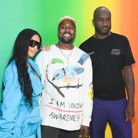Kehadiran Kanye dan Kim tak lain untuk mendukung sahabat lama mereka, Virgil Abloh yang didapuk menjadi desainer Louis Vuitton Menswear yang baru. Tak banyak yang tahu desainer Off-White itu pernah kerja magang di Fendi bersama Kanye West. Virgil juga sempat menjadi desainer Kanye West untuk Yeezy, sebelum akhirnya fokus pada brand miliknya sendiri. Foto: Dok. Getty Images