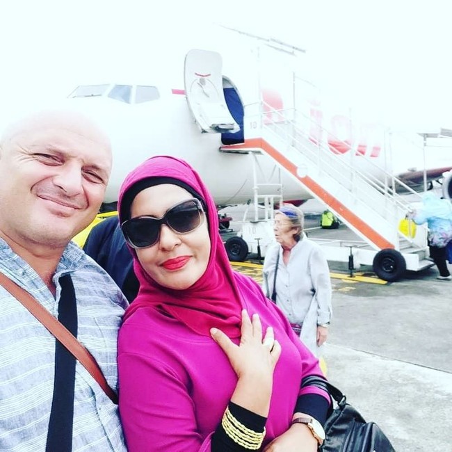 Gaya hijab Ata tampak seperti hijabers pada umumnya. Ia tidak tampil berlebihan. Biasanya ia memakai pashmina atau hijab segi empat. Foto: Instagram/SchechahSagran