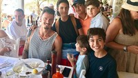 Fonte tidak segan lho melayani permintaan foto bersama. Saat sedang makan di Panama, ia tak ragu tersenyum sambil foto bersama fans. Foto: Instagram f6nte
