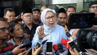 Minta penjelasan tentang statusnya Pak Ganjar. Karena mereka mau pilkada dan mereka (masyarakat) jangan dibingungin. Kalau orang sudah terkait korupsi, harusnya kan tidak ikut pilkada, kata Ratna.