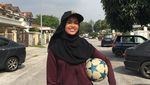Wih Keren! Qhouirunnisa, Hijaber Cantik yang Jago Juggling Bola