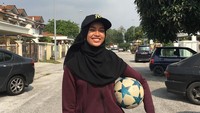 Qhouirunnisa Syasya menarik perhatian karena ia memakai baju dan kerudung yang panjang namun masih bisa lihai memainkan bola di kakinya. (Foto: Instagram/qhouirunnisa)