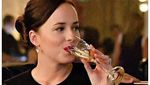 Yuk, Intip Si Cantik Dakota Johnson Saat Ngopi dan Cicip Makanan
