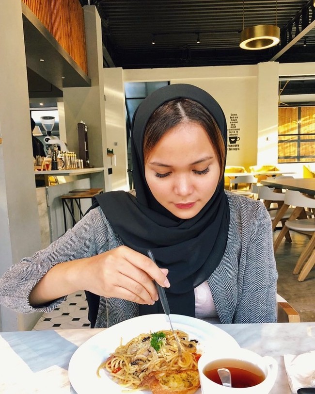 Gaya jilbab dengan poni terlihat ini disebut-sebut sebagai jipon atau jilbab poni oleh netizen. Tak sedikit orang-orang yang menghujat dan mengkritik gaya jilbab Dinda yang tak menutupi semua rambutnya.  Foto: Instagram/DindaShafay