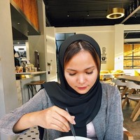 Gaya jilbab dengan poni terlihat ini disebut-sebut sebagai jipon atau jilbab poni oleh netizen. Tak sedikit orang-orang yang menghujat dan mengkritik gaya jilbab Dinda yang tak menutupi semua rambutnya.  Foto: Instagram/DindaShafay