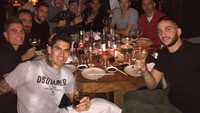 Lewat instagramnya, pria yang akrab disapa Alisson ini kerap memposting foto saat dirinya kulineran. Ini salah satunya, ketika Alisson asyik makan dan minum bersama teman-temannya. Seru ya! Foto: instagram @alissonbecker