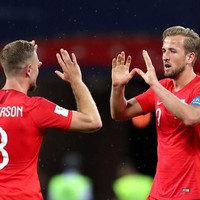 Kapten tim Inggris Harry Kane pun terlihat mempesona dengan janggut yang tumbuh di sepanjang rahang hingga dagu. Foto: Getty Images