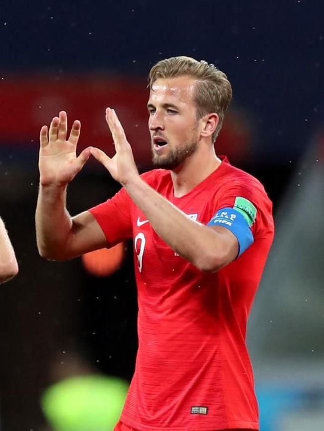 Kapten tim Inggris Harry Kane pun terlihat mempesona dengan janggut yang tumbuh di sepanjang rahang hingga dagu. Foto: Getty Images