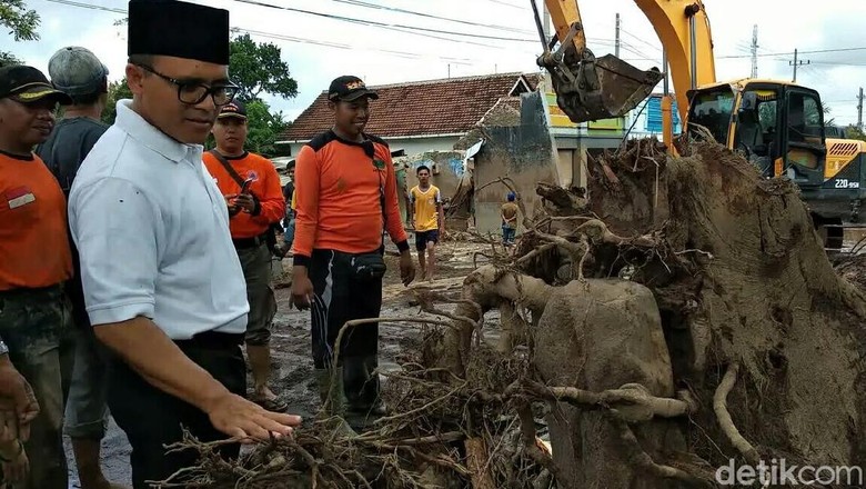 Kunjungi Korban Banjir Bandang, Ini Kata Bupati Anas Kunjungi Korban Banjir Bandang, Ini Kata Bupati Anas