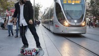 Biaya pembangunan yang fantastis untuk jarak sependek itu pun sempat menimbulkan banyak protes. Pembangunan Jerusalem Light Rail dimulai 2002 dan baru dioperasikan penuh pada 2011. Istimewa/Noam Revkin Fenton.