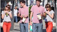 Hayo sedang jalan dengan siapa ya? Dakota terlihat sedang menikmati minuman matcha sambil jalan-jalan.  Foto: Instagram @officialdakotajohnson