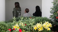 Saat tiba di McAllen, Texas untuk mengunjungi anak-anak imigran, Melania berganti pakaian lain. Namun saat kembali ke Gedung Putih, Melania tampak kembali memakai jaket bertuliskan I really dont care, do u? itu. Foto: REUTERS/Kevin Lamarque