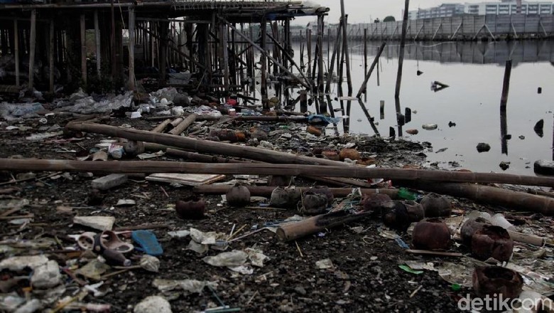 Masih Banyak Sampah Berserakan di Kawasan Pantai Marunda Masih Banyak Sampah Berserakan di Kawasan Pantai Marunda