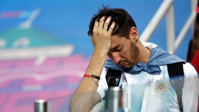 Ekspresi kesedihan salah satu penggemar timnas Argentina ketika menyaksikan mereka kalah telak. Foto: Reuters Ekspresi kesedihan salah satu penggemar timnas Argentina ketika menyaksikan mereka kalah telak. Foto: Reuters