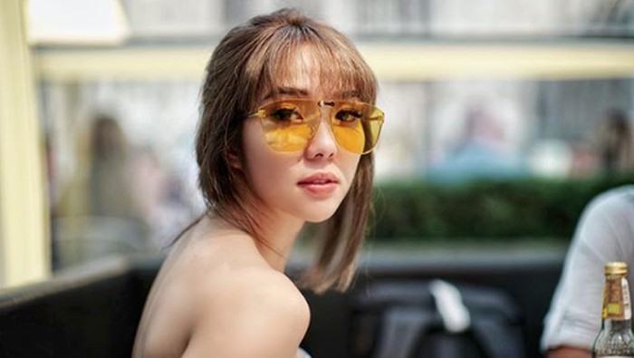 Gaya Gisel saat pamer punggung berotot.