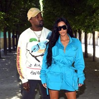 Kim kembali ke Paris bersama suaminya, Kanye West untuk menghadiri debut koleksi Virgil Abloh sebagai creative director Louis Vuitton Menswear. Peragaan ini pun mengambil tempat di Palais Royal, bagian dari Paris Fashion Week yang tengah berlangsung sepekan ini. Foto: Dok. Getty Images
