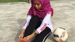 Wih Keren! Qhouirunnisa, Hijaber Cantik yang Jago Juggling Bola