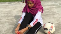 Lewat akun instagramnya @qhouirunnisa, ia kerap membagikan momen di mana ia juggling bola. (Foto: Instagram/qhouirunnisa)