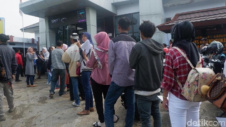 Antrean Membludak, Ribuan Warga Banjarnegara Belum Rekam e-KTP Antrean Membludak, Ribuan Warga Banjarnegara Belum Rekam e-KTP