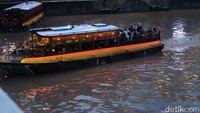 Di pisahkan oleh sungai, tak membuat Clarke Quay monoton. Kamu bisa menikmati cantiknya Clarke Quay dengan naik perahu. Tentu saja dengan biaya tambahan. (Bonauli/detikTravel)