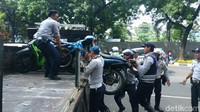 Ini jadi parkirnya berantakan. Ya, makanya kita angkut juga, kita pindahin, kata Kepala Seksi Penegakan Hukum Dishub DKI, August F, saat ditemui di lokasi.