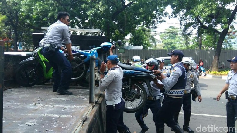 Dishub Angkut Motor yang Parkir di Trotoar Depan Gedung DPRD DKI Dishub Angkut Motor yang Parkir di Trotoar Depan Gedung DPRD DKI