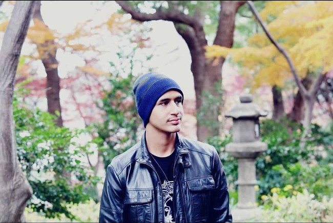 Memiliki wajah tampan dan tubuh yang tinggi, Dillah Daesslow pernah diajak menjadi model sebuah brand fashion. Foto: instagram/Dillah Daesslow