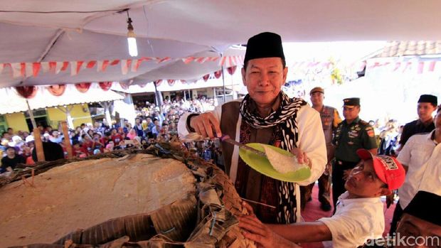 Pesta kue Lopis Ageng di Pekalongan.