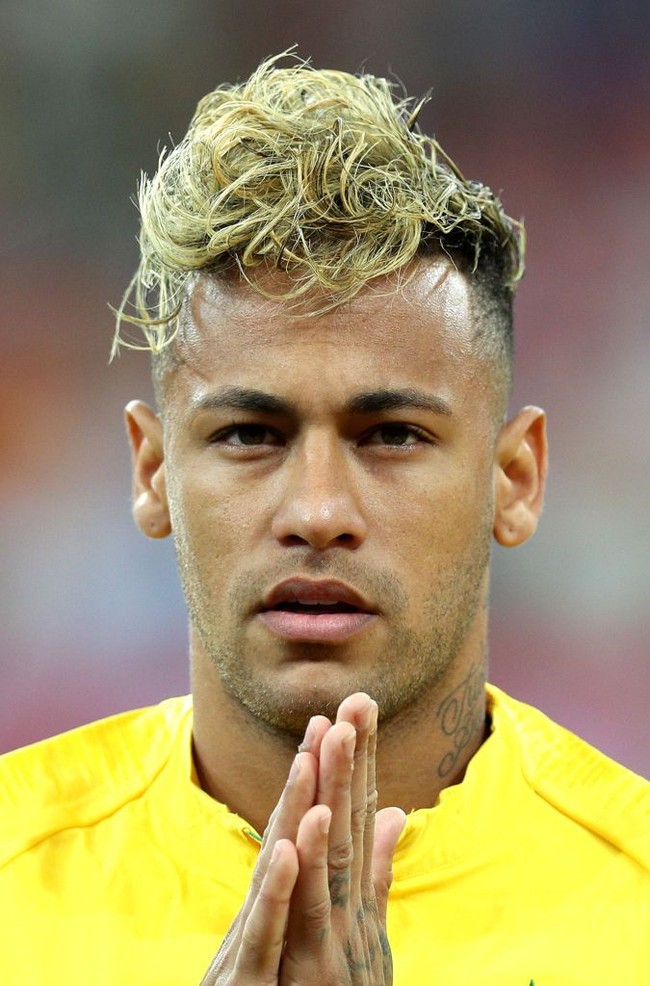 Yang baru-baru ini viral jadi bahan meme adalah gaya rambut Neymar. Dalam pertandingan melawan Swiss di babak penyisihan grup E lalu, ia pun terlihat dengan rambut mohawk yang diwarnai pirang. Rambutnya itu pun disebut mirip mie hingga spaghetti. Salah satu yang meledek gaya rambut Neymar adalah legenda sepakbola Eric Cantona. Neymar style...spaghetti al dente!, tulis Eric Cantona yang mengunggah foto dirinya duduk dengan tumpukan spaghetti matang di atas kepala dan memegang foto Neymar. Foto: Getty Images