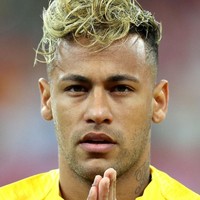 Yang baru-baru ini viral jadi bahan meme adalah gaya rambut Neymar. Dalam pertandingan melawan Swiss di babak penyisihan grup E lalu, ia pun terlihat dengan rambut mohawk yang diwarnai pirang. Rambutnya itu pun disebut mirip mie hingga spaghetti. Salah satu yang meledek gaya rambut Neymar adalah legenda sepakbola Eric Cantona. Neymar style...spaghetti al dente!, tulis Eric Cantona yang mengunggah foto dirinya duduk dengan tumpukan spaghetti matang di atas kepala dan memegang foto Neymar. Foto: Getty Images