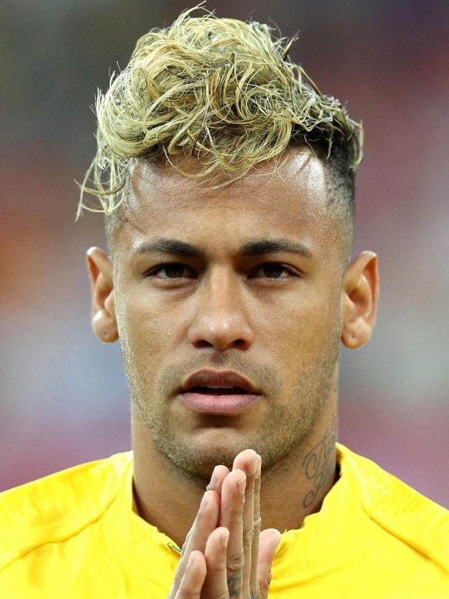 Namun tak selamanya gaya rambutnya dipuji. Saat tampil membela kesebelasan Brasil melawan Swiss, 17 Juni 2018, rambut Neymer jadi bahan lelucon netizen. Rambut pirang keritingnya disebut mirip semangkuk mie ramen. Foto: Getty Images