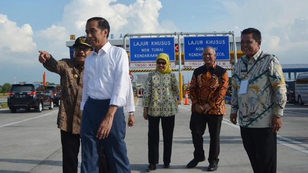 Berkemeja Putih, Jokowi Resmikan Tol Gempol-Pasuruan Seksi II