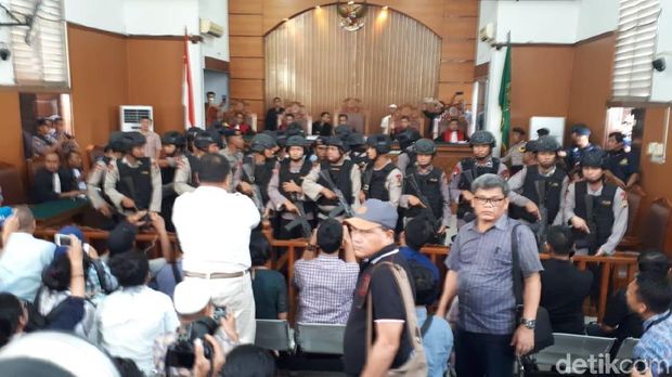 Polisi bersenjata memagari Aman Abdurrahman yang divonis hukuman mati