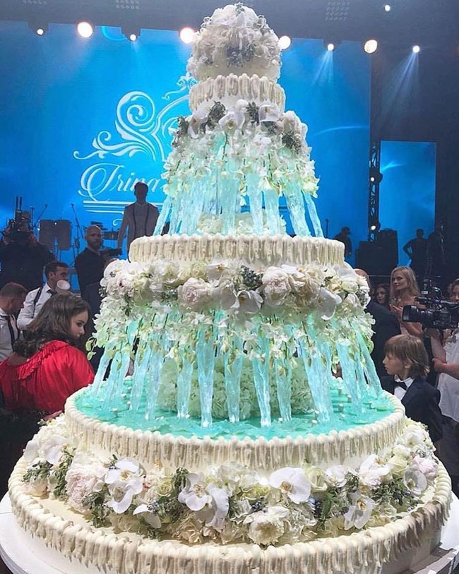 Ini penampilan kue pernikahannya yang terlihat megah. Foto: Instagram