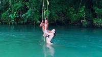 Ke Jamaika, Dua Lipa juga bermain di lautnya yang jernih. Keren (dualipa/Instagram)