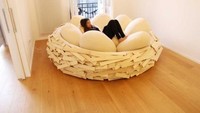 Nyaman banget nih kelihatannya! Tidur seperti anak burung dalam sangkar. Ada banyak bantal bentuk telur di kasur ini. Foto: Istimewa