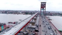 Jalur LRT Palembang berdampingan dengan jembatan Ampera (Foto: Waskita Karya).