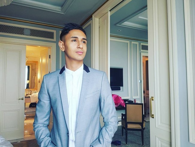 Putra dari Raul Lemos dan Schechah Sagran bernama Dillah Daesslow kini beranjak dewasa. Anak tiri Krisdayanti itu tumbuh jadi remaja yang tampan. Foto: instagram/Dillah Daesslow