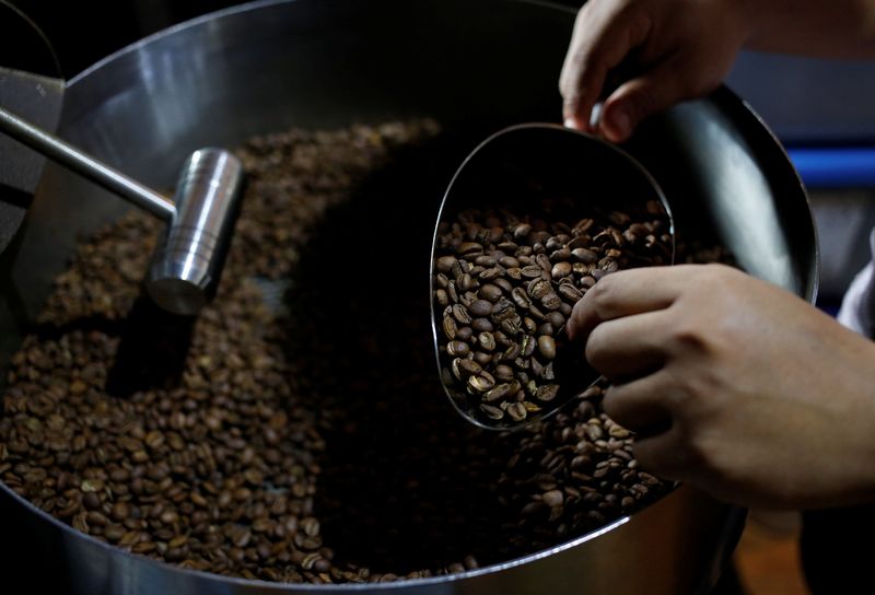 Tak banyak yang tahu daerah Pengalengan di Kabupaten Bandung juga terkenal sebagai daerah penghasil kopi. Tanah di daerah ini cocok untuk bertanam kopi arabika.