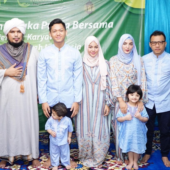 Di lain kesempatan, Aurel Hermansyah juga pernah tampil mengenakan pashmina atau shawl panjang polos. Ia memadukan hijabnya itu dengan dress besutan desainer Khanaan Shamlan. Foto: Instagram/aurel.hermansyah