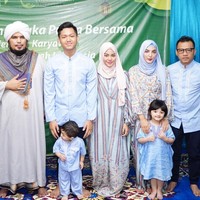 Di lain kesempatan, Aurel Hermansyah juga pernah tampil mengenakan pashmina atau shawl panjang polos. Ia memadukan hijabnya itu dengan dress besutan desainer Khanaan Shamlan. Foto: Instagram/aurel.hermansyah