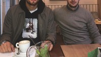 Berkumpul bersama teman, Mateo tetap memilih secangkir kopi hangat sebagai minuman kesukaannya. Foto: Instagram @mateokovacic8