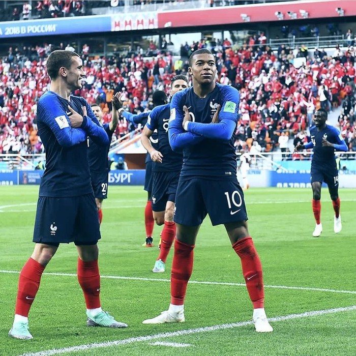 Kylian Mbappe memang masih berusia 19 tahun, tapi kemampuannya semalam saat menghadapi Peru benar-benar patut diacungi jempol. Ia berhasil menjebol lawan gawang dan menjadi pemain sepak bola Prancis termuda yang berhasil mencetak gol untuk penutup penentuan masuk ke 16 besar. (Foto: Instagram/k.mbappe29) Kylian Mbappe memang masih berusia 19 tahun, tapi kemampuannya semalam saat menghadapi Peru benar-benar patut diacungi jempol. Ia berhasil menjebol lawan gawang dan menjadi pemain sepak bola Prancis termuda yang berhasil mencetak gol untuk penutup penentuan masuk ke 16 besar. (Foto: Instagram/k.mbappe29)