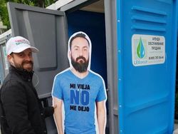 Dilarang Istri Nonton Piala Dunia, Pria Ini Menyamar Jadi Kardus