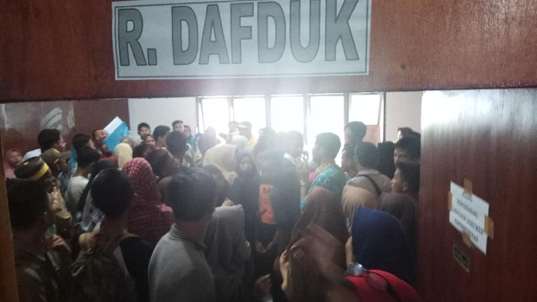 Lengkapi Berkas, Ratusan Pendaftar SMA Antre di Disdukcapil Maros Lengkapi Berkas, Ratusan Pendaftar SMA Antre di Disdukcapil Maros