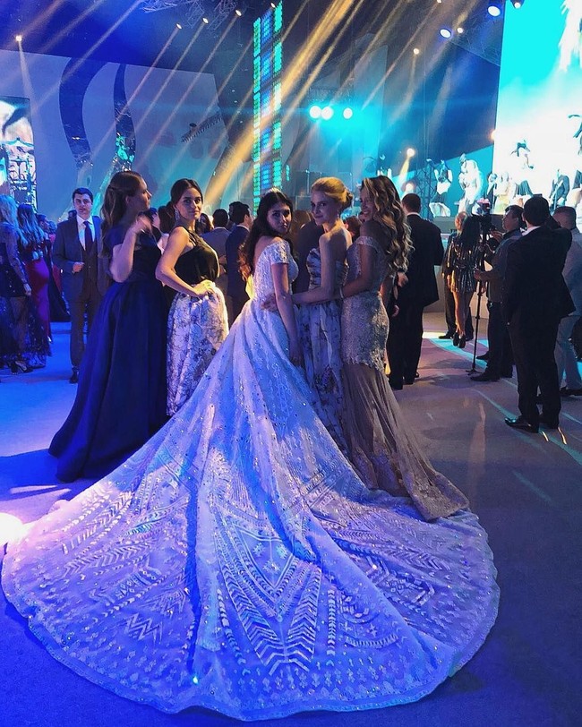 Diperkirakan gelaran resepsi perkawinan Irina menghabiskan biaya lebih dari $2 juta atau sekitar Rp 28 miliaran. Sedangkan untuk katering, yang menyajikan makanan mewah termasuk salmon carpaccio hingga champagne Prancis, menghabiskan £350,000 atau Rp 6,5 miliaran. Foto: Instagram