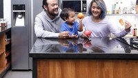 Bersama dengan sang istri dan Den Bagus, Dwi Sasono terlihat asyik mengenalkan berbagai jenis buah-buahan pada anaknya. Foto: Instagram @dwisasono