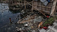 Dinas Kebersihan DKI Jakarta mencatat sebanyak 7.000 ton sampah dihasilkan oleh Ibu Kota Jakarta baik dari pemukiman kumuh, perkantoran dan wilayah pesisir. Alhasil, karena kurangnya kesadaran akan kebersihan lingkungan, beginilah jadinya. Sampah menumpuk di bibir pantai.