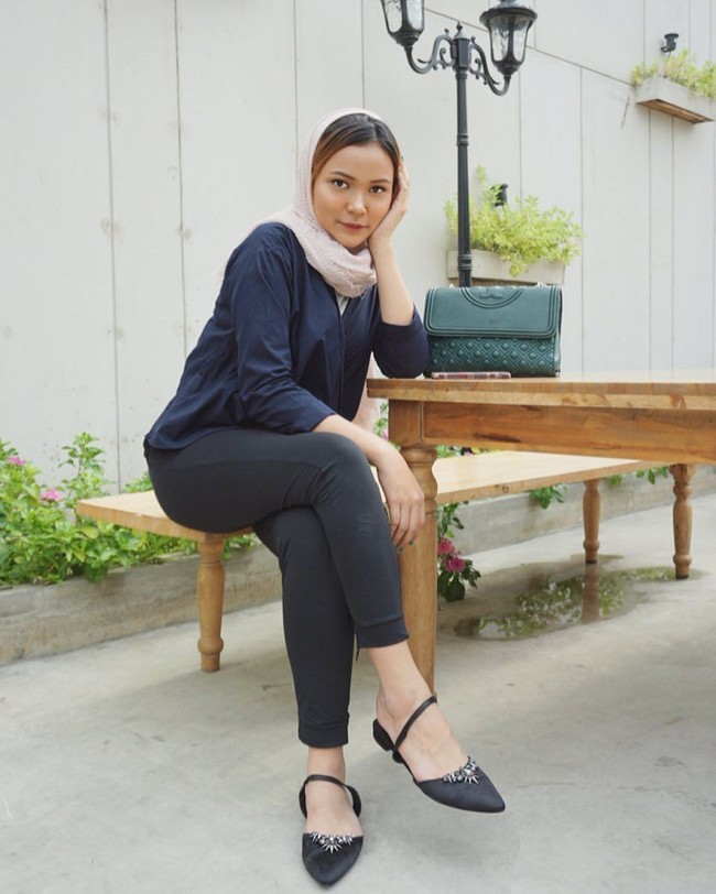 Dinda mengaku gaya hijabnya ini terinspirasi dari wanita-wanita berhijab yang ia lihat selama umroh. Tahu bahwa gaya seperti ini bukanlah hijab sesuai syariat, Dinda berdalih dirinya masih belajar. Foto: Instagram/DindaShafay